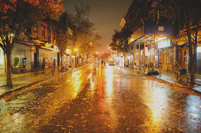 Una calle de Nueva York, iluminada por lámparas de vapor de sodio. La instalación de LEDs, más eficientes, está acabando con este tipo de imágenes nocturnas. Fuente: https://www.flickr.com/photos/reevej/8138841377/.