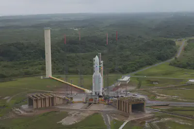 El cohete Ariane 5 en la zona de lanzamiento ELA-3 del Centro Espacial de Guayana, última escala del Telescopio Espacial James Webb antes de su puesta en órbita. Fuente: https://spaceflightnow.com/2021/12/24/europes-spaceport-flagship-launcher-ready-for-historic-webb-mission/.