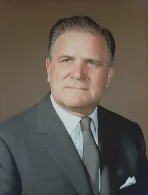 James E. Webb dirigió la incipiente agencia espacial desde febrero de 1961 hasta octubre de 1968. Creía que la NASA debía encontrar un equilibrio entre los vuelos espaciales tripulados y la ciencia.
Fuente: https://commons.wikimedia.org/wiki/File:James_E._Webb,_official_NASA_photo,_1966.jpg.