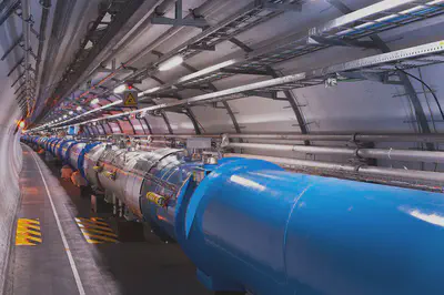 Una sección del [**Gran Colisionador de Hadrones (LHC)**](https://es.wikipedia.org/wiki/Gran_colisionador_de_hadrones). Fuente: https://en.wikipedia.org/wiki/File:Views_of_the_LHC_tunnel_sector_3-4,_tirage_2.jpg.