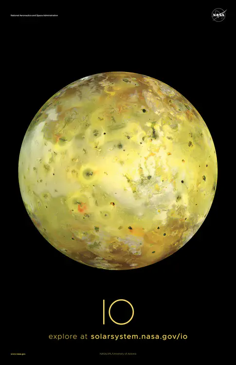La nave espacial Galileo de la NASA adquirió [esta vista de Io](https://solarsystem.nasa.gov/resources/808/global-image-of-io-true-color/) en julio de 1999, y se aproxima a lo que el ojo humano vería. Crédito: NASA/JPL-Caltech/Universidad de Arizona ⬇️ PDF de alta resolución [aquí](https://solarsystem.nasa.gov/system/downloadable_items/1477_Io_A_PDF.zip)