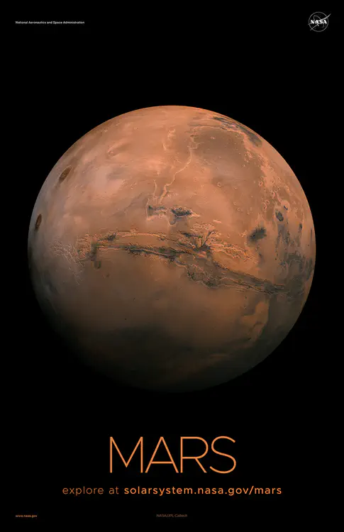 Un [mosaico del hemisferio del Valles Marineris de Marte](https://solarsystem.nasa.gov/resources/683/mars-valles-marineris-hemisphere-enhanced/), creado con imágenes de los orbitadores Viking de la NASA, proyectadas en perspectiva puntual &mdash;una vista similar a la que se vería desde una nave espacial. Crédito: NASA/JPL-Caltech ⬇️ PDF de alta resolución [aquí](https://solarsystem.nasa.gov/system/downloadable_items/1569_1569_Mars_A_PDF.zip)