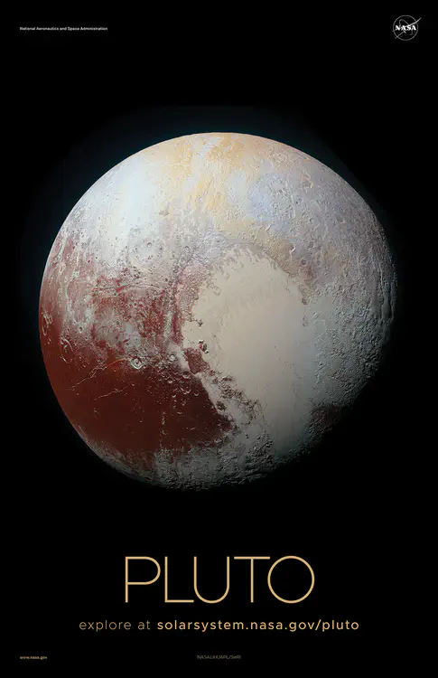 Los científicos de la misión New Horizons de la NASA utilizaron [imágenes en color mejoradas como esta](https://solarsystem.nasa.gov/resources/699/pluto-dazzles-in-false-color/) para detectar diferencias en la composición y textura de la superficie de Plutón. Crédito: NASA/Laboratorio de Física Aplicada de la Universidad Johns Hopkins/Instituto de Investigación del Suroeste ⬇️ PDF de alta resolución [aquí](https://solarsystem.nasa.gov/system/downloadable_items/1607_Pluto_C_PDF.zip)