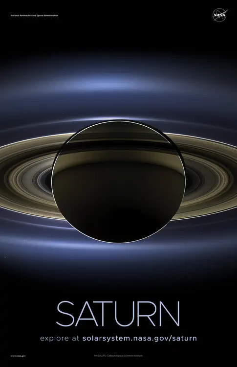 En julio de 2013, en un evento celebrado en todo el mundo, la nave espacial Cassini de la NASA se deslizó en la sombra de Saturno y [se giró para tomar una imagen del planeta](https://solarsystem.nasa.gov/resources/185/the-day-the-earth-smiled/), siete de sus lunas, sus anillos interiores &mdash;y, en el fondo, nuestro planeta natal, la Tierra (punto azul en la parte inferior izquierda). Crédito: NASA/JPL-Caltech/Instituto de Ciencias Espaciales ⬇️ PDF de alta resolución [aquí](https://solarsystem.nasa.gov/system/downloadable_items/1587_Saturn_B_PDF.zip)