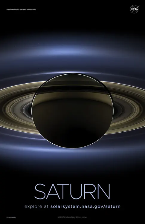 En julio de 2013, en un evento celebrado en todo el mundo, la nave espacial Cassini de la NASA se deslizó en la sombra de Saturno y [se giró para tomar una imagen del planeta](https://solarsystem.nasa.gov/resources/185/the-day-the-earth-smiled/), siete de sus lunas, sus anillos interiores —y, en el fondo, nuestro planeta natal, la Tierra (punto azul en la parte inferior izquierda). Crédito: NASA/JPL-Caltech/Instituto de Ciencias Espaciales ⬇️ PDF de alta resolución [aquí](https://solarsystem.nasa.gov/system/downloadable_items/1587_Saturn_B_PDF.zip)