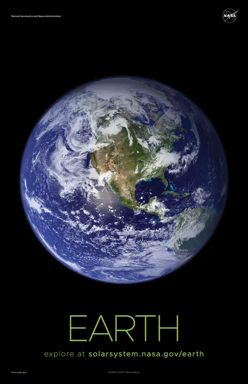 En 2002, científicos de la NASA _cosieron_ tiras de [imágenes en color natural de la Tierra](https://solarsystem.nasa.gov/resources/786/blue-marble-2002/), recogidas durante cuatro meses desde el instrumento MODIS a bordo del satélite Terra de la NASA. Crédito: El Observatorio de la Tierra de la NASA ⬇️ PDF de alta resolución [aquí](https://solarsystem.nasa.gov/system/downloadable_items/1445_Earth_A_PDF.zip)