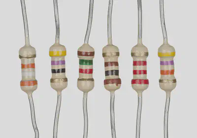 Conjunto de resistores axiales de eje de plomo y distintas resistencias.
https://commons.wikimedia.org/wiki/File:Electronic-Axial-Lead-Resistors-Array.jpg