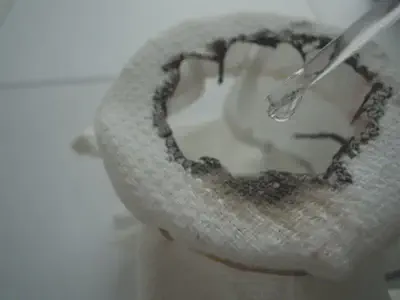 Gotas de **ácido sulfúrico** concentrado descomponen rápidamente un trozo de toalla de algodón.