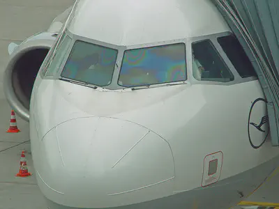 **Interferencia** en **láminas delgadas** causada por el revestimiento de **ITO** en la ventana de la cabina de un Airbus, utilizado para el **descongelamiento**. https://commons.wikimedia.org/wiki/File:LHcockpitWindow.jpg