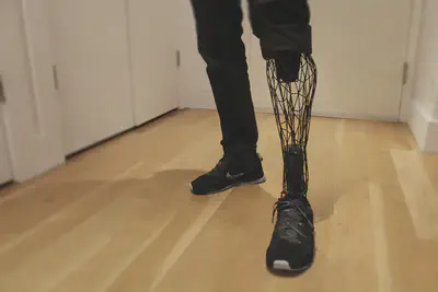 **EXO Prosthetic Leg**, una **prótesis** de **titanio** (Ti) impresa en 3D. https://www.behance.net/gallery/20696469/Exo-Prosthetic-Leg