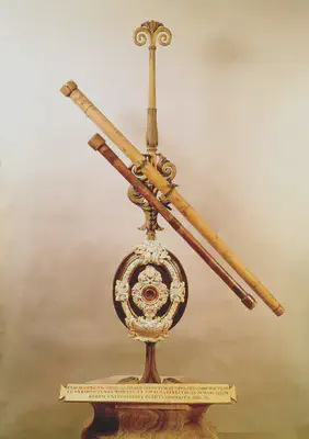 Dos de los primeros telescopios de Galileo; en el Museo Galileo, Florencia. Fuente: https://www.britannica.com/biography/Galileo-Galilei/Telescopic-discoveries.