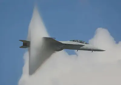 Avión rompiendo la barrerra del sonido. Fuente: https://depositphotos.com/photo/fighter-overcomes-sound-barrier-moment-transition-sound-barrier-plane-241151302.html.
