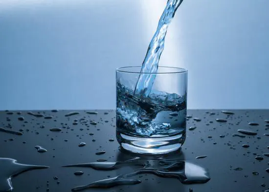 El agua que bebemos: ¿mejor del grifo o embotellada?